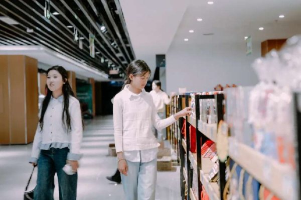 大牛证券 新疆喀什：国庆中秋假期消费市场“热”力全开